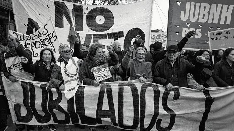 Aposentados em frente ao Congresso em Buenos Aires, após deputados rejeitarem o veto de Milei a um aumento para pessoas com deficiência (Foto: LUIS ROBAYO/AFP)