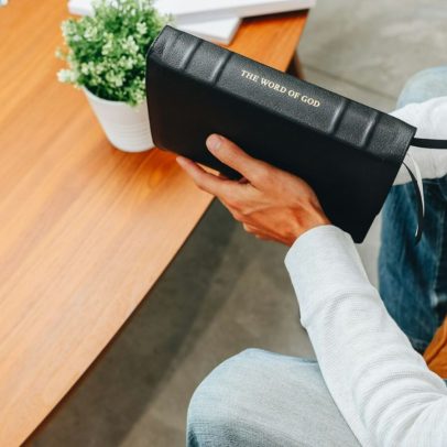 Missionários afirmam que guardas foram 'cegados por Deus' ao receber Bíblias no Irã