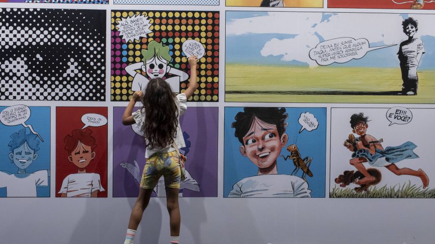 Criança brinca em painel de ímãs durante exibição da mostra no CCBB do Rio de Janeiro (Foto: Eduardo Anizelli/Folhapress)