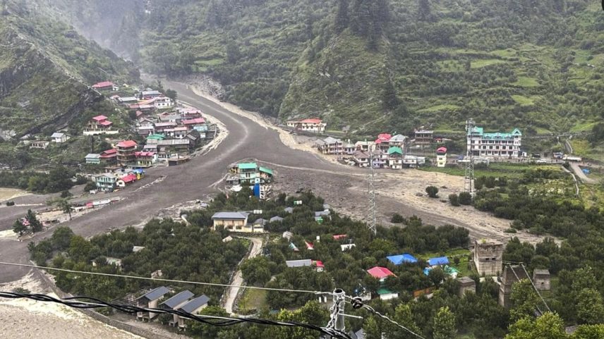 Vila de Dharali, no estado de Uttarakhand, no Himalaia, no norte da Índia, atingida por fortes chuvas na terça-feira (5). (Foto: Reprodução/redes sociais)