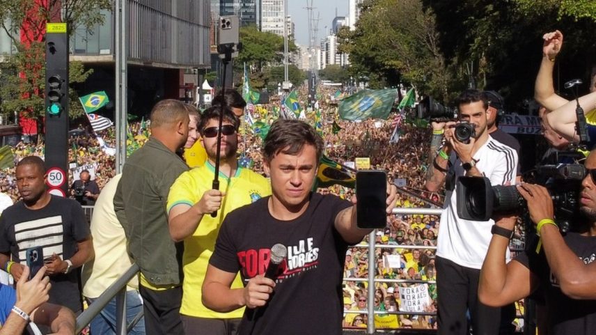 Nikolas Ferreira durante manifestação bolsonarista na Avenida Paulista neste domingo (Foto: Edilson Dantas)