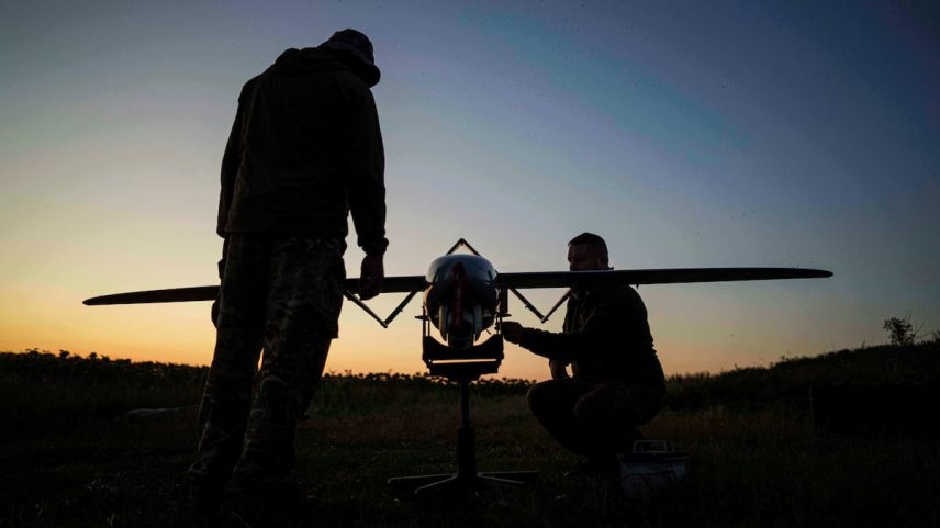 Soldados ucranianos se preparam para lançar um dron no front de Pokrovsk, na quarta-feira passada. (Foto: Evgeniy Maloletka/AP)