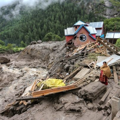 Inundações na Índia causam 60 mortes e devastam comunidades locais