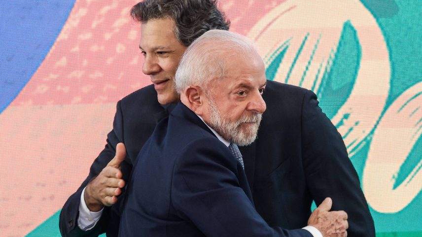 O presidente Lula cumprimenta o ministro da Fazenda Fernando Haddad durante reunião do Conselhão no Itamaraty (Foto: Gabriela Biló - 5.ago.2025/Folhapress)