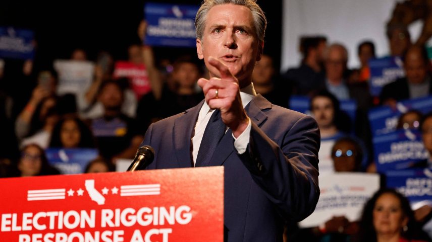 Governador democrata da Califórnia, Gavin Newsom, durante comício e entrevista coletiva no Museu Nacional Japonês-Americano, em Los Angeles (Foto: Mario Tama - 14.ago.25/Getty Images via AFP)