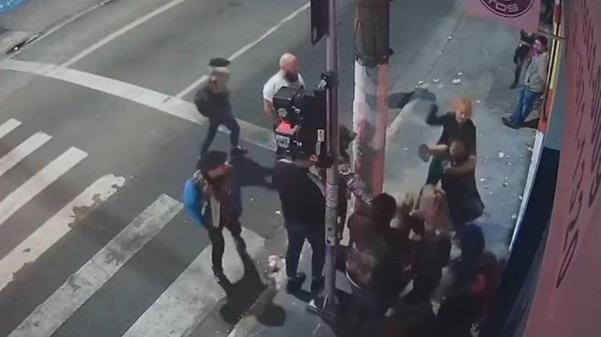 Imagens de câmera de segurança registraram a agressão, mostrando que a agressora enforcou a vítima por cerca de seis minutos (Foto: Reprodução).