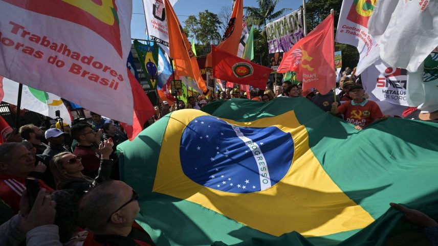 Manifestantes protestam contra tarifas comerciais impostas pelo presidente americano, Donald Trump, contra o Brasil, próximo ao consulado dos EUA em São Paulo (Foto: Nelson Almeida - 1.ago.25/AFP)