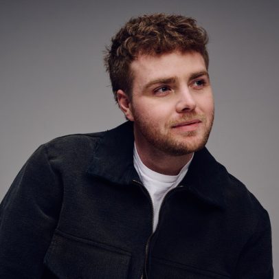 Alex Warren mantém liderança no Hot 100 e 'KPop Demon Hunters' brilha no Top 10