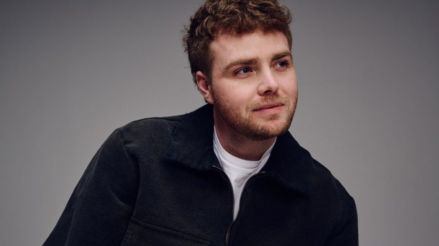 "Ordinary" de Alex Warren completa nove semanas no primeiro lugar da Billboard Hot 100, enquanto "Your Idol" dos Saja Boys entra no top 10. (Foto: Reprodução)