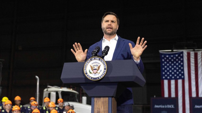 O vice-presidente dos EUA, J.D. Vance, discursa em uma empresa especializada em produtos de aço feitos a partir de metal reciclado, em Ohio (Foto: Maddie McGarvey - 28.jul.25/AFP)