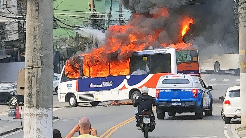 Ônibus é incendiado na Ilha do Governador (Foto: Reprodução)