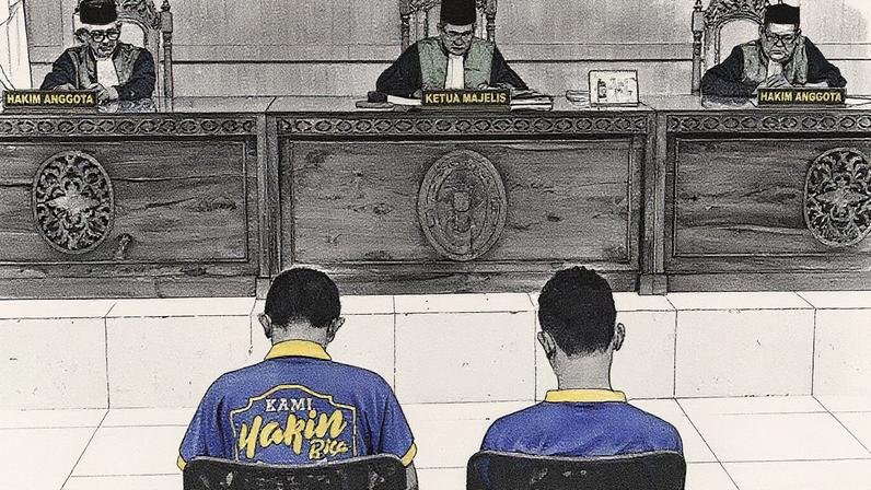 O juiz chefe Rokhmadi, ao centro, lê sua sentença durante a audiência de condenação de dois homens acusados de terem relações sexuais homossexuais, no Tribunal Sharia em Banda Aceh, Indonésia, na segunda-feira, 11 de agosto de 2025. (Foto: AP Photo/Reza Saifullah)