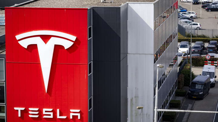 Logotipo da montadora de carros elétricos dos EUA, Tesla, na sede europeia em Amsterdã em 2 de maio de 2025. (Foto: Ramon Van Flymen | Afp | Getty Images)
