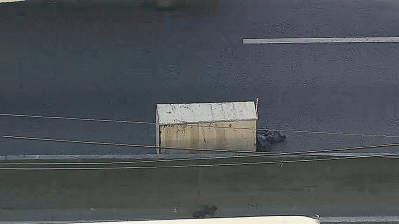 O corpo abandonado na Avenida Brasil (Foto: TV Globo/Reprodução)