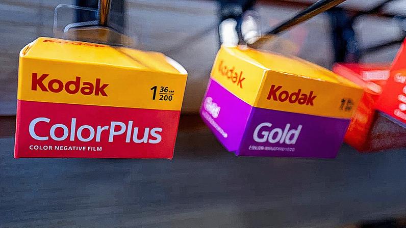 Rolos de filme Kodak Gold pendurados em uma prateleira na loja Precision Camera & Video em 12 de agosto de 2025, em Austin, Texas. (Foto: Brandon Bell | Getty Images)