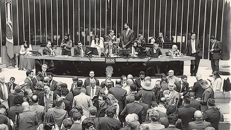 Plenário da Câmara dos Deputados com cadeiras e mesas dispostas em formato semicircular (Foto: Reprodução)