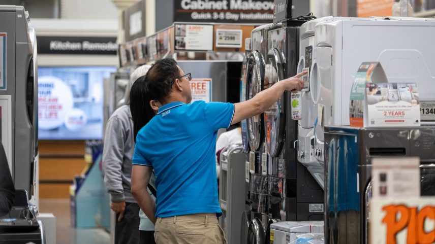 Clientes examinam máquinas de lavar e secar roupa expostas para venda dentro de uma loja Home Depot em Colma, Califórnia (Foto: David Paul Morris/Bloomberg)