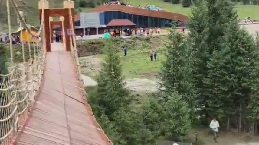 Ponte suspensa despenca e deixa ao menos cinco mortos e 24 feridos após rompimento de cabo, na China (Foto: Reprodução/X)