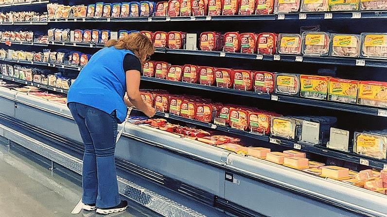 Compras são vistas em um supermercado Walmart em Houston, Texas, em 15 de maio de 2025. (Foto: Ronaldo Schemidt | AFP | Getty Images)