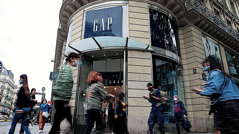 Pessoas passam pela entrada de uma loja Gap em Paris, França, em 1º de julho de 2021. (Foto: Sarah Meyssonnier | Reuters)