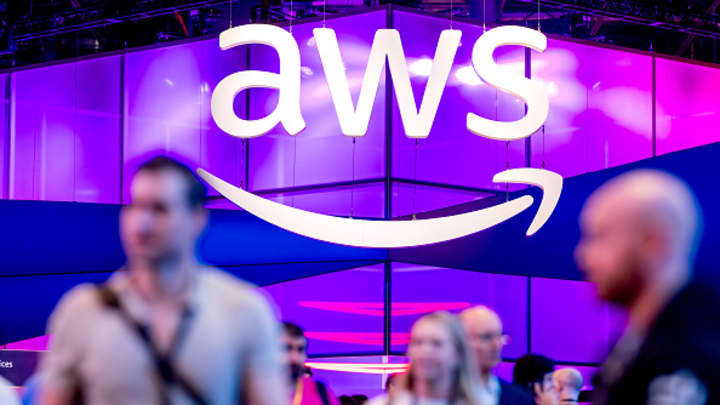 Participantes caminham por um hall de exposição na AWS re:Invent, uma conferência organizada pela Amazon Web Services, em Las Vegas, em 3 de dezembro de 2024. (Foto: Noah Berger | Getty Images)