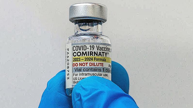 Vacina contra a Covid da Pfizer, Comirnaty, vista em uma farmácia CVS em Eagle Rock, Califórnia, em 14 de setembro de 2023. (Foto: Irfan Khan | Los Angeles Times | Getty Images)