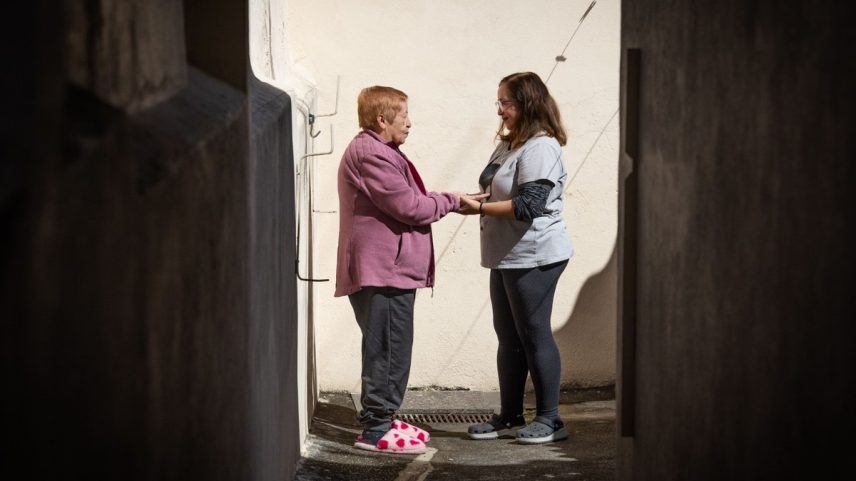 Roxana Silva Reyes, instrumentadora cirúrgica, cuida da mãe Maria Teresa Reyes (Foto: Maria Isabel Oliveira/Agência O Globo)