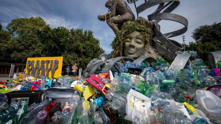 Obra do artista e ativista canadense Benjamin Von Wong, intitulada 'The Thinker's Burden' (o fardo do pensador), uma releitura do "Pensador" de Rodin; ela foi instalada em frente à ONU em Genebra, onde países negociam o tratado global contra a poluição plástica (Foto: Fabrice Coffrini/AFP)
