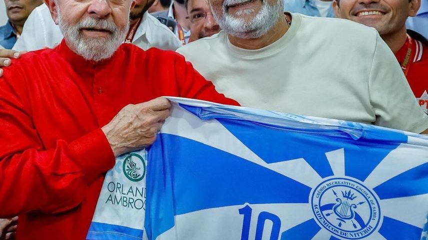 Presidente Lula, com Pipico, exibe a camisa entregue a ele durante encontro do PT, em Brasília (Foto: Ricardo Stuckert/Divulgação)