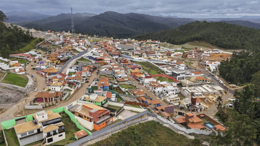 Reassentamento de Bento Rodrigues, para onde foram deslocados os moradores do antigo distrito atingido pelos rejeitos da barragem (Foto: Pedro Vilela - 4.jun.25/Divulgação/Samarco)