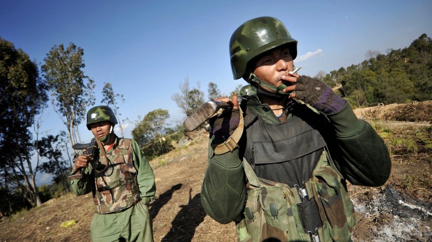 Soldados do Exército da Independência de Kachin mantêm suas posições na linha de frente perto de Mai Ja Yang, no estado de Kachin, em 22 de janeiro de 2013. (Foto: REUTERS/Kaung Htet/Foto de arquivo)
