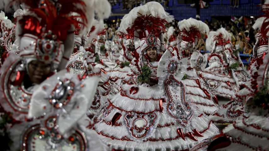 Baianas do Salgueiro com galhos de arruda como adereço de mão (Foto: Fabiano Rocha)