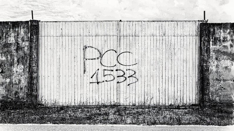 Pichação com a sigla da facção Primeiro Comando da Capital (PCC), em bairro de Joinville (SC) (Foto: Avener Prado - 1.dez.17/Folhapress)