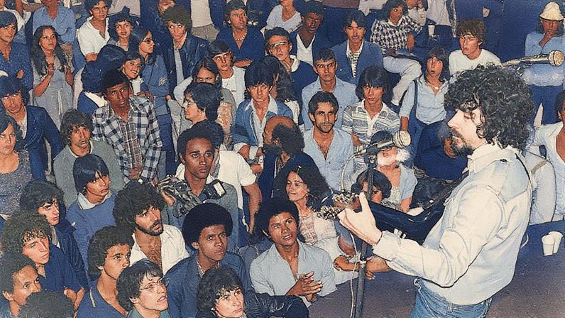 Cantor e compositor Raul Seixas se apresenta na discoteca Banana Power, em São Paulo, no dia 10 de janeiro de 1979. (Foto: Paulo Kawall)