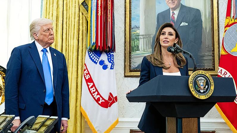O presidente dos EUA, Donald Trump, observa enquanto Alina Habba fala durante uma cerimônia de posse como Procuradora Geral dos EUA para Nova Jersey, no Salão Oval da Casa Branca em Washington, DC, em 28 de março de 2025. (Foto: Saul Loeb | Afp | Getty Images)