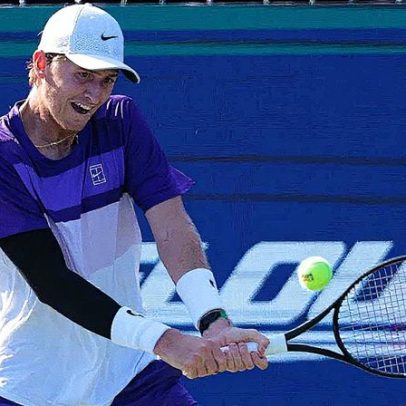 Korda triunfa em retorno ao circuito enquanto Tsitsipas enfrenta chinês na estreia