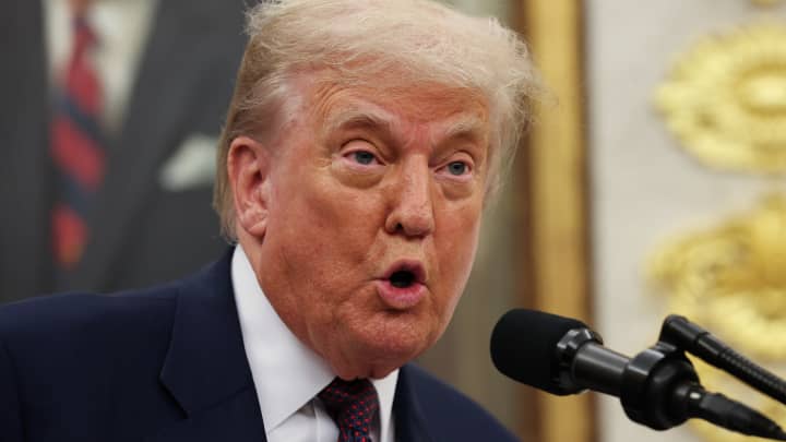 O presidente dos EUA, Donald Trump, fala durante um evento com o CEO da Apple, Tim Cook, no Salão Oval da Casa Branca em 6 de agosto de 2025, em Washington, DC. (Foto: Win Mcnamee | Getty Images)