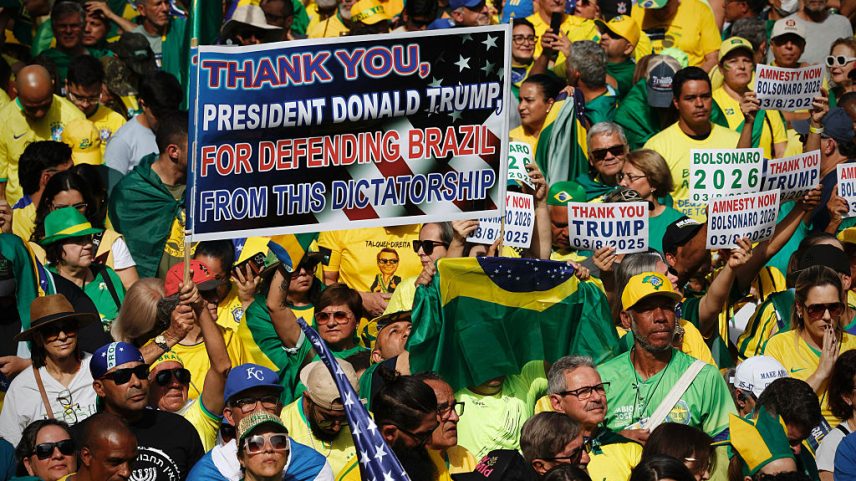 Defensores do ex-presidente Jair Bolsonaro levaram placas com mensagens de apoio a Donald Trump (Foto: Maira Erlich/Bloomberg/Getty Images)