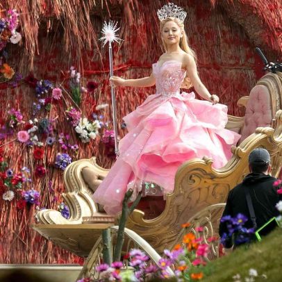 Ariana Grande presenteia influenciadora infantil com itens de Wicked