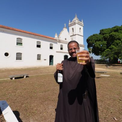 Cerveja artesanal de monges beneditinos é lançada com bênção em mosteiro no Rio
