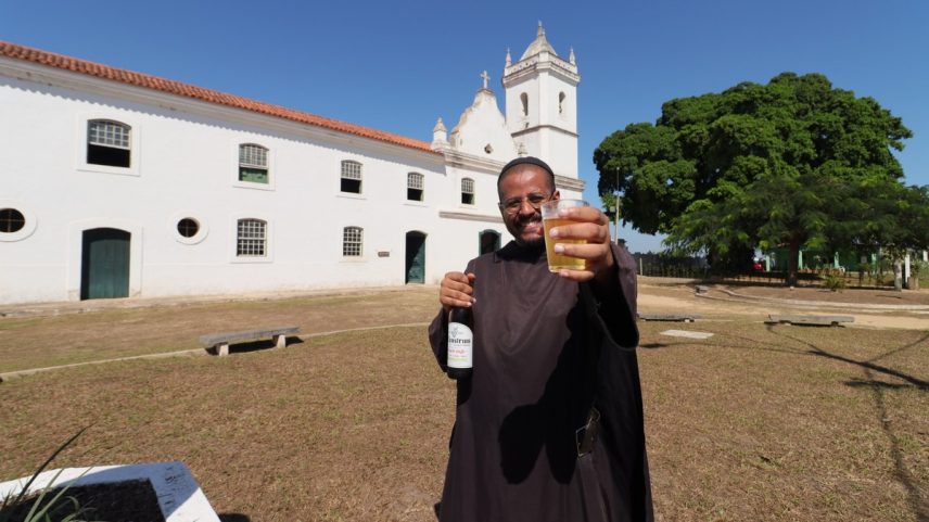Dom João Crisóstomo com a Claustrum em frente ao Mosteiro de São Bento, em Campos — Foto: Giampaolo Morgado Braga