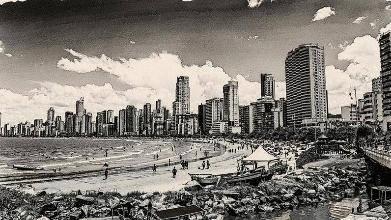 Praia em Balneário Camboriú (SC), um dos destinos mais procurados no país: o turismo já vive cenário de alta (Foto: Markito/Arquivo Secom)