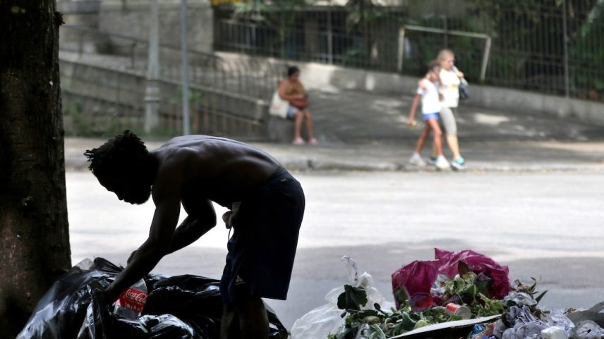 Limite mínimo para um trabalhador contribuir para a Previdência é o salário mínimo, sete vezes maior que a pobreza que dá acesso ao Bolsa Família (Foto: Tânia Rêgo/Agência Brasil)