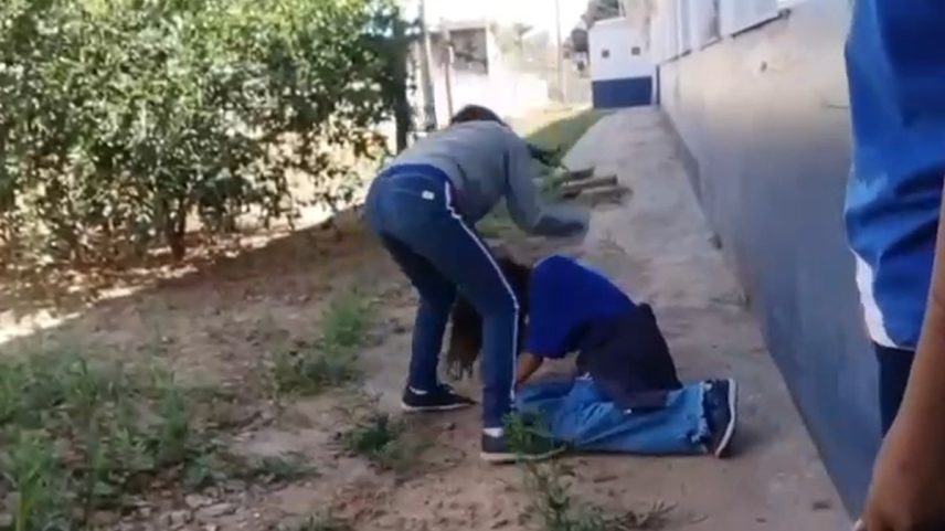 Estudante é agredida com pedaço de pau por colegas em escola de Mato Grosso (Foto: Reprodução)