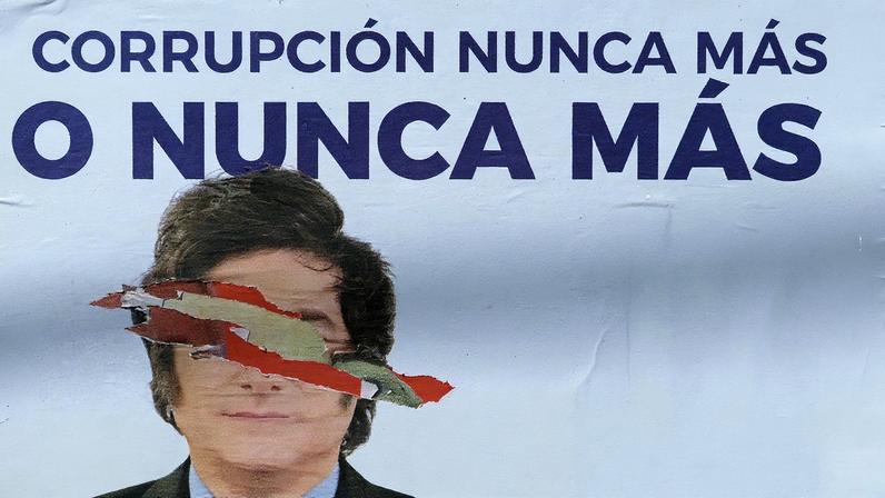 Cartaz do partido A Liberdade Avança, de Javier Milei, é vandalizado em Lomas de Zamora, na província de Buenos Aires (Foto: Juan Mabromata/AFP)