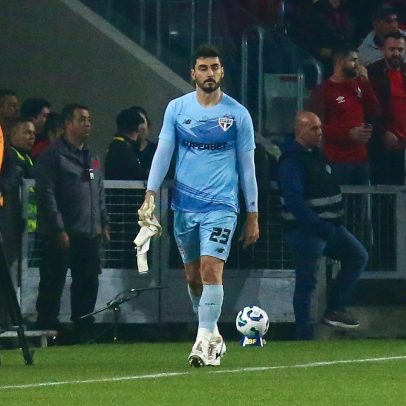 Goleiro é expulso logo no início da partida e gera polêmica em campo