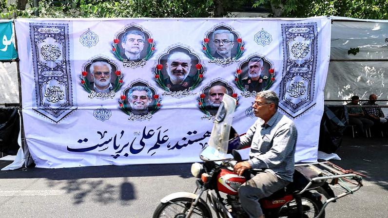 Faixa no Irã exibe imagens de líderes militares e cientistas nucleares iranianos mortos durante ataque israelense (Foto: Reprodução)