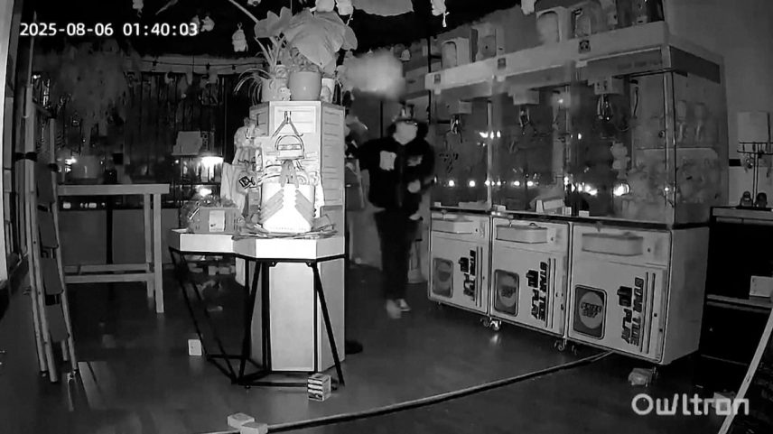 Robo na loja One Stop Sales, em Los Angeles, no dia 6 de agosto de 2025. (Foto: AP)