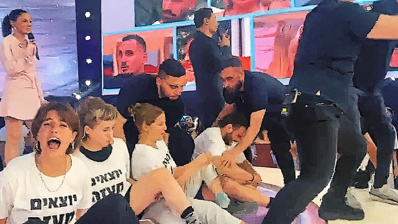 Vários ativistas interrompem a gravação do 'Gran Hermano' de Israel para protestar contra a guerra. (Foto: Reprodução)