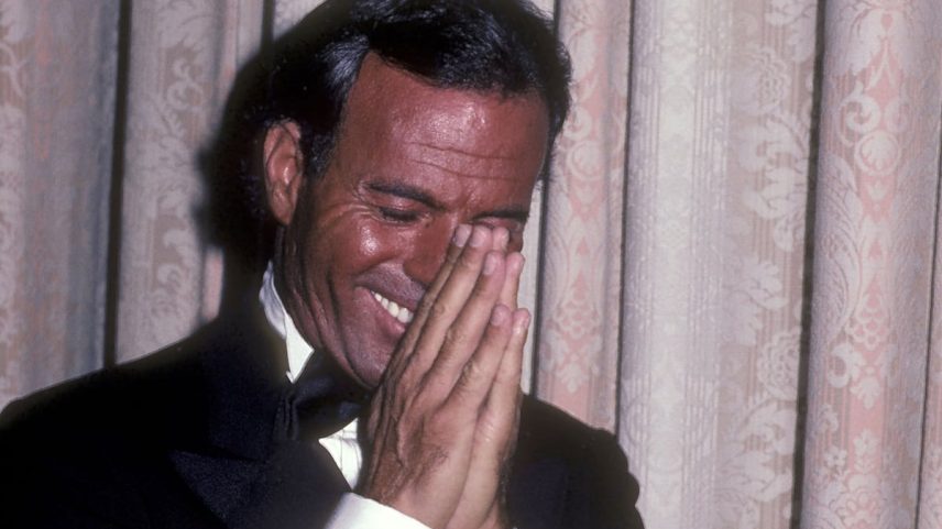 Julio Iglesias, que fez do bronzeado parte de sua identidade, fotografado em 1983 em Nova York por Ron Galella. (Foto: Ron Galella Collection via Getty)
